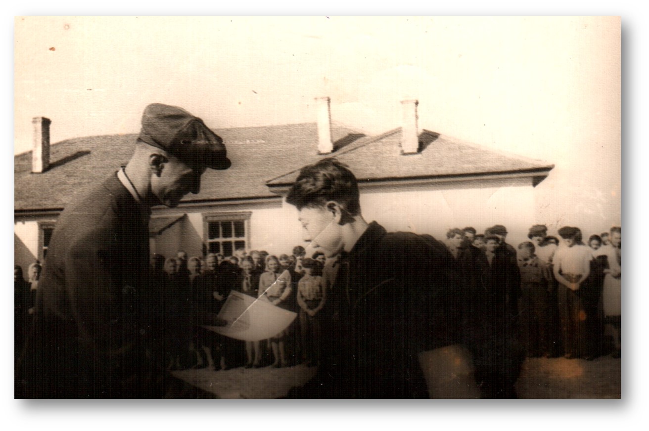 Директор школы Балицкий В.С. вручает аттестат Круглову Борису 1950г